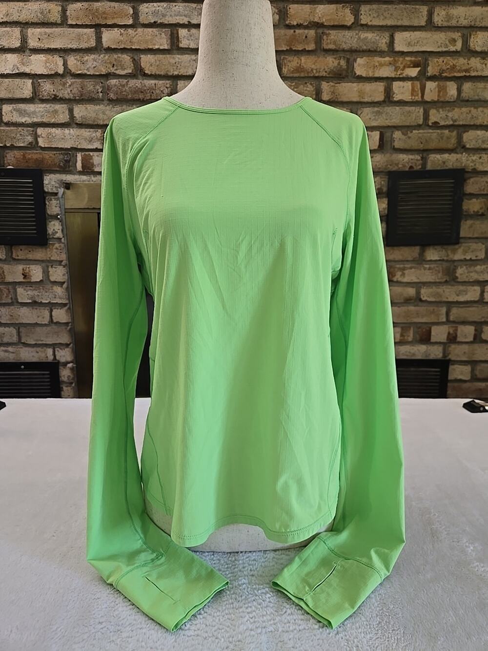 Lululemon Swiftly Relaxed Long-Sleeve Shirt Womans Sz 4 Activewear Thumb Holes